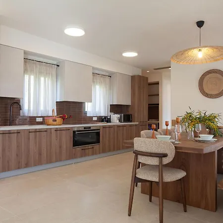 Mythic Villa Exámbela